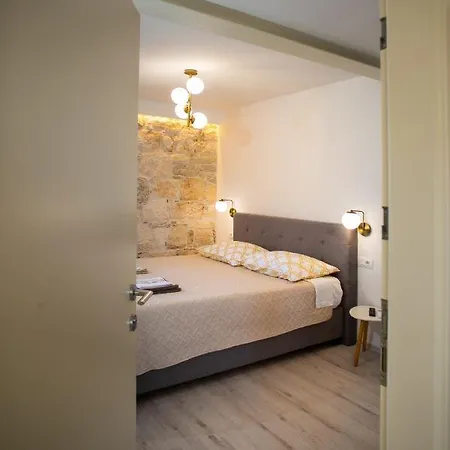 Apartment And Luan *